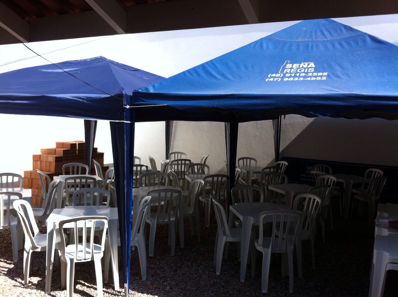 Tendas, mesas e cadeiras em Porto Belo